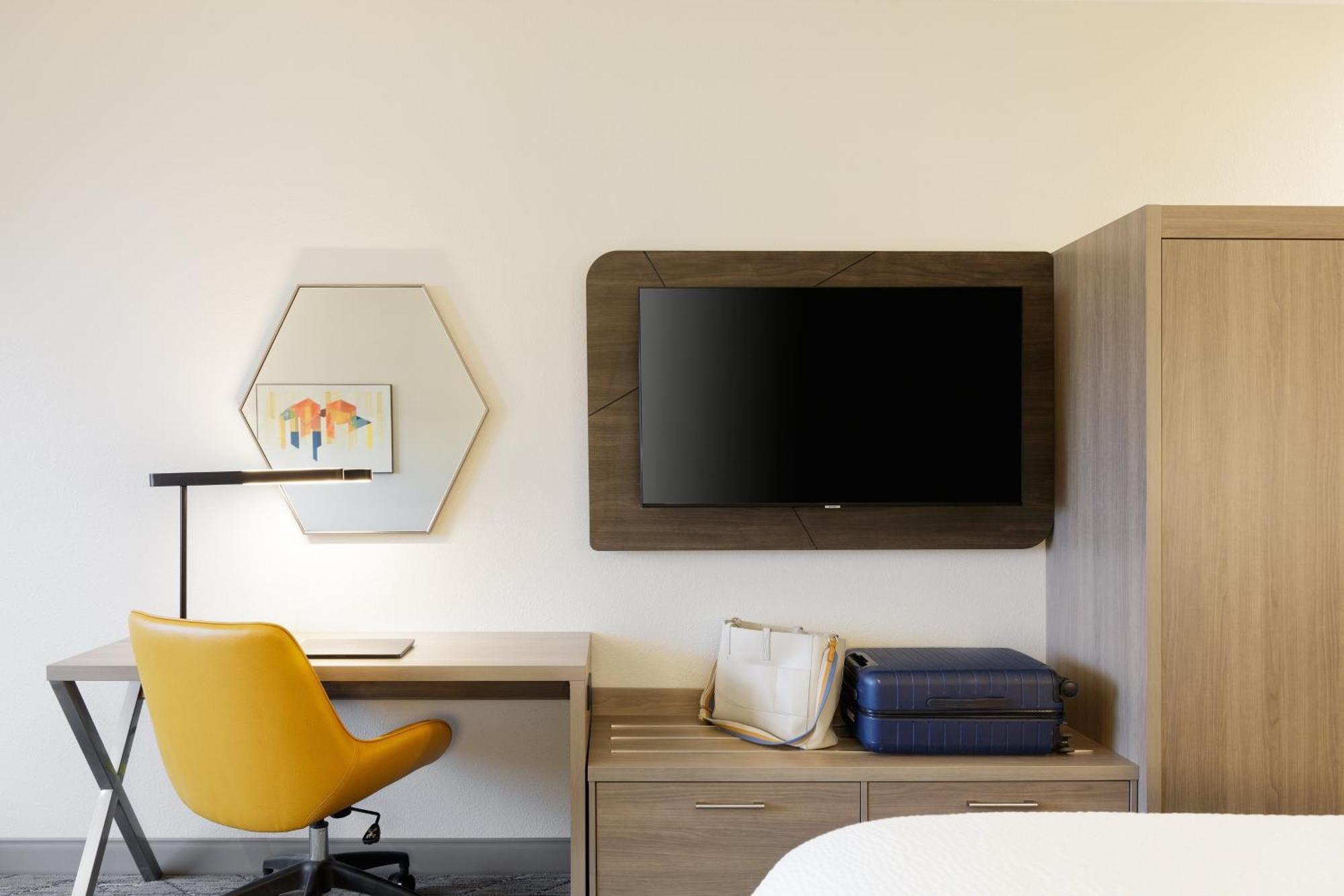 Holiday Inn Express Dallas Market Center By Ihg Exterior foto