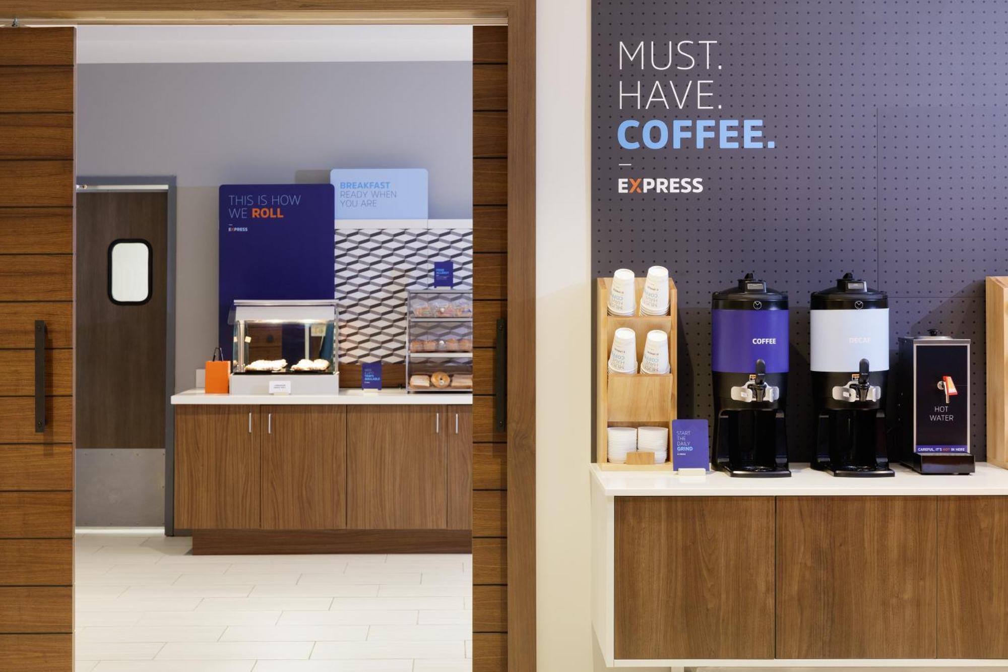 Holiday Inn Express Dallas Market Center By Ihg Exterior foto