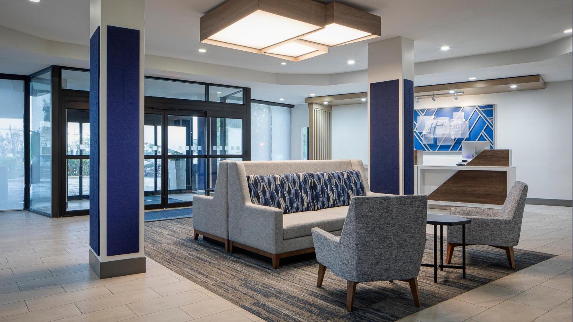 Holiday Inn Express Dallas Market Center By Ihg Exterior foto
