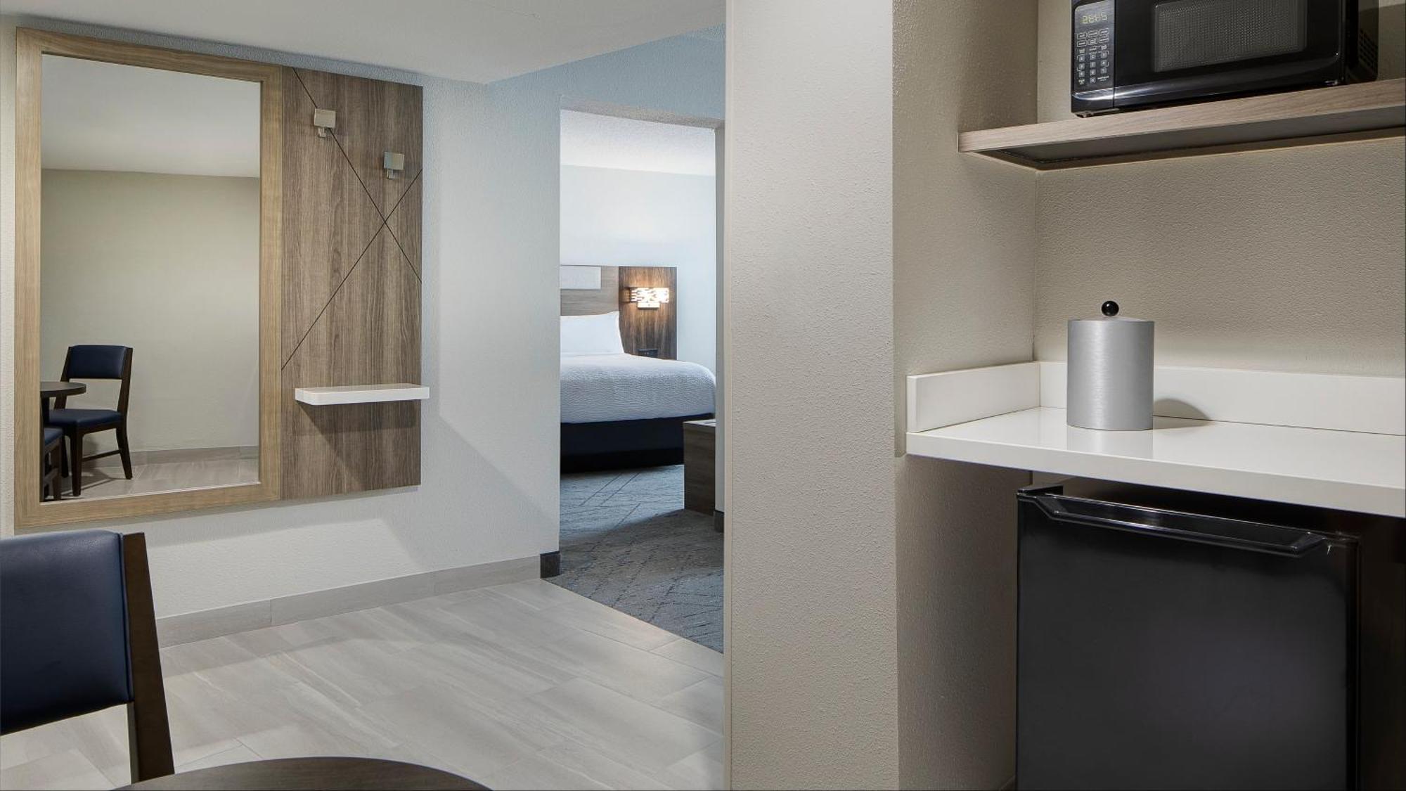 Holiday Inn Express Dallas Market Center By Ihg Exterior foto